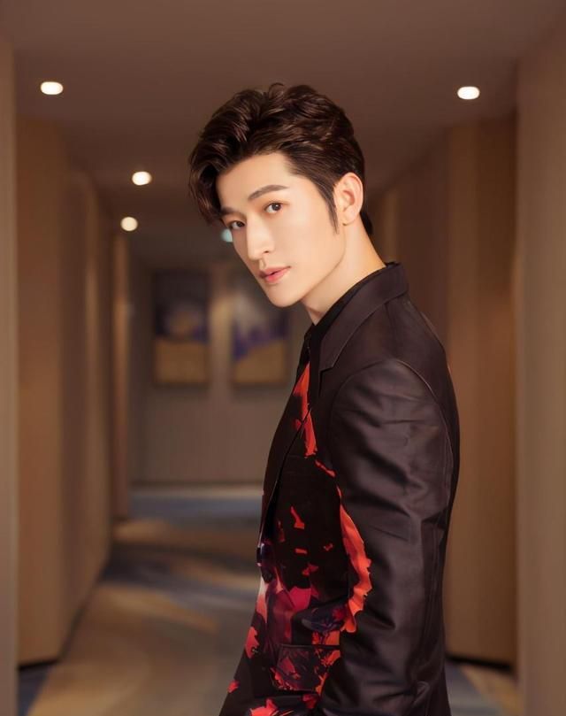 尹颂:再担电影周盛典主持大任,浓眉大眼国字脸成重要晚会的标配