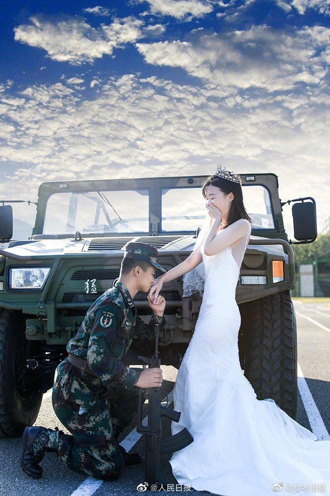 高颜值组图暴击!火箭军官兵战地婚纱照大片