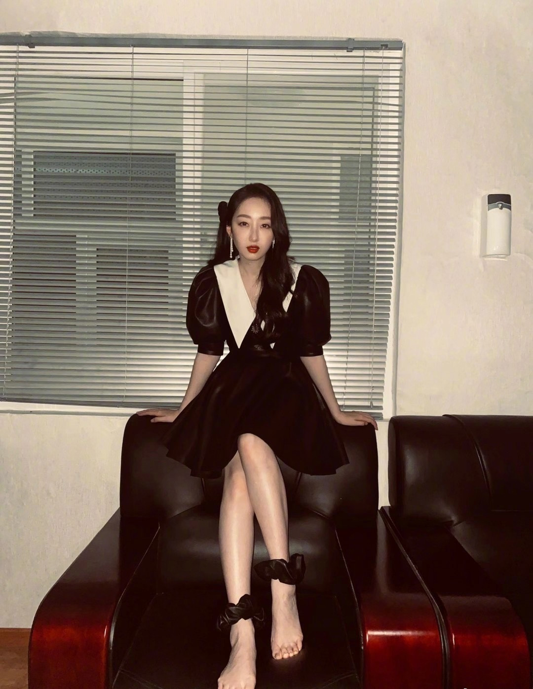 蒋梦婕晒靓照呢子大衣配阔腿裤休闲又随性简约随性又接地气