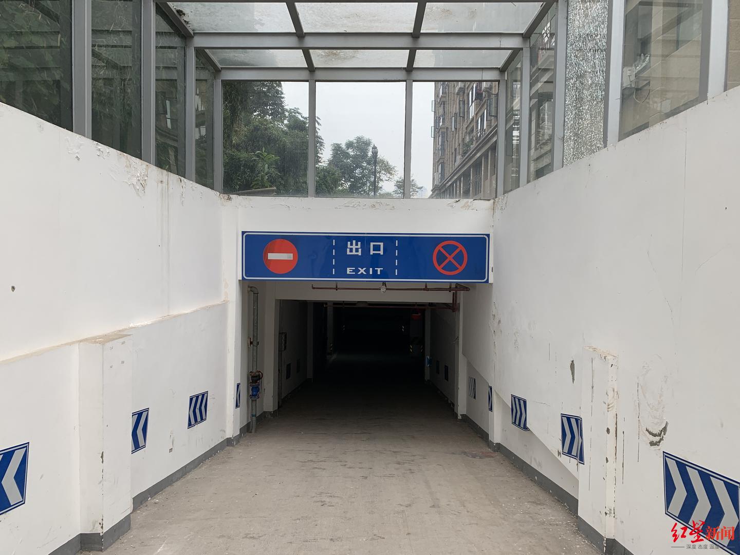 成都一小区消防通道变成"垃圾场"!相关部门:正在整改,年底前打通