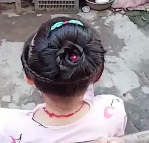 哇~88岁太奶奶给重孙女编发，太太太好看了休闲区蓝鸢梦想 - Www.slyday.coM