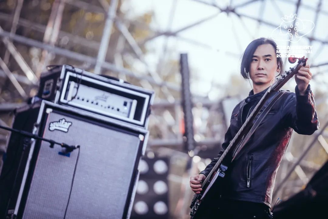 弯曲""敌视现实的人已结婚主唱&吉他:宋阳不留行乐队组建于2008年冬天