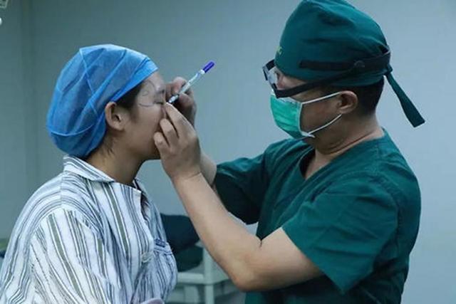 贵州一女子花2200元手术后,左眼弹出黑色异物,美容院:有本事起诉