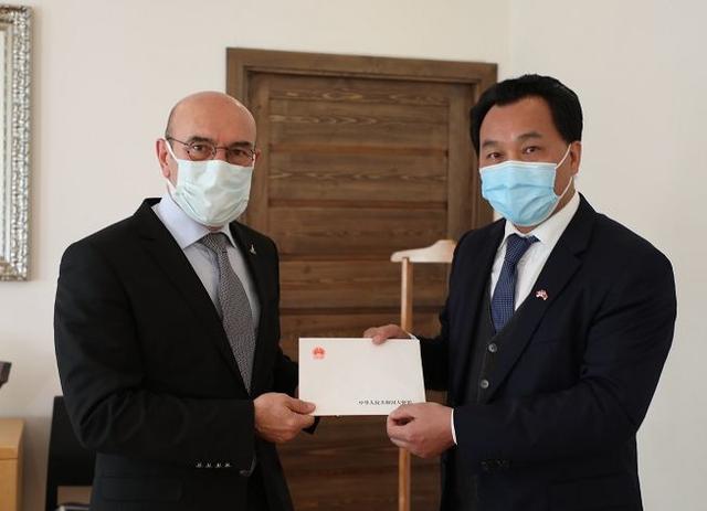 中国驻土耳其大使馆向伊兹密尔灾区捐赠救灾物资