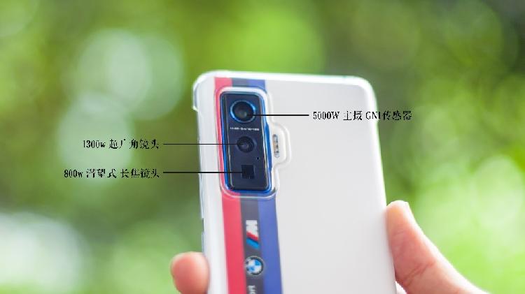 3英寸的gn1传感器,大尺寸的传感器带来的优势显而易见,主摄成像素质更