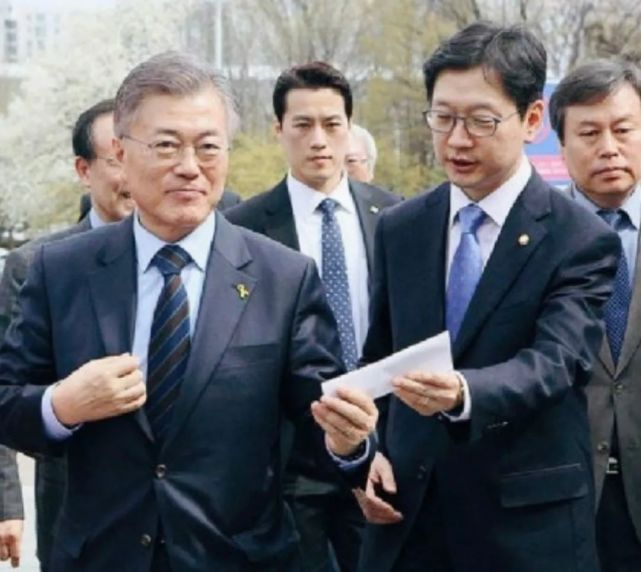 韩国总统文在寅的贴身保镖因外表太帅被迫辞职长得帅也困扰