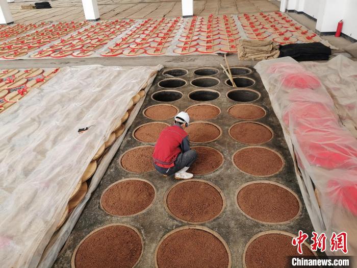 衡水老白干酒厂地缸发酵车间一角. 王鹏 摄