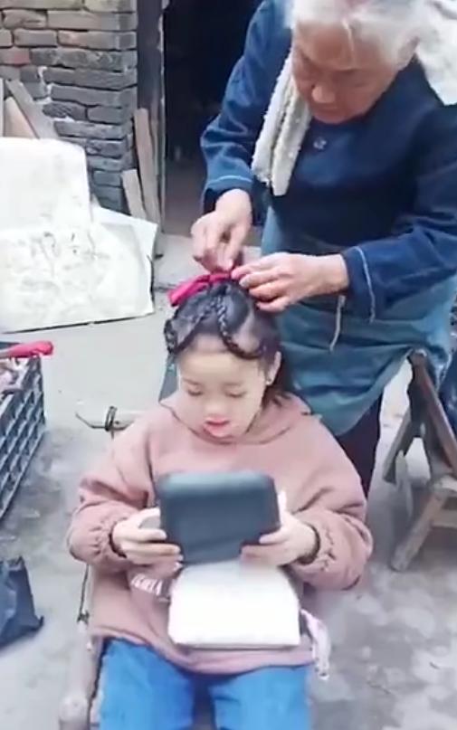 哇~88岁太奶奶给重孙女编发，太太太好看了休闲区蓝鸢梦想 - Www.slyday.coM