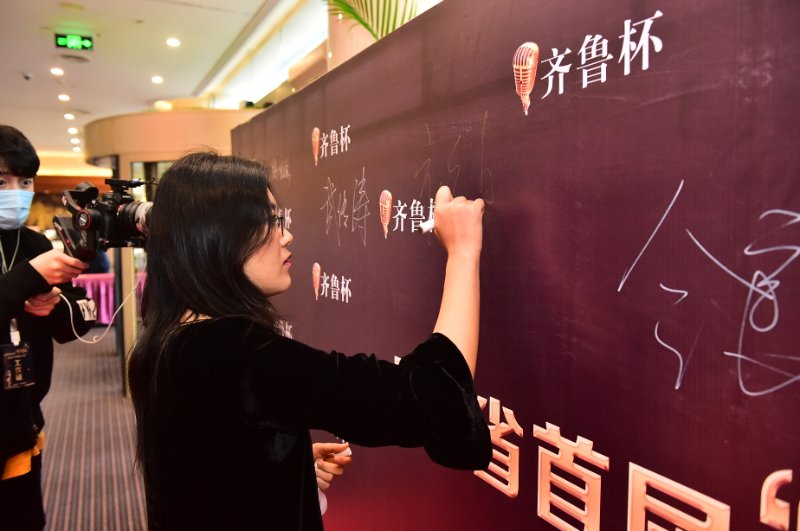 选手们眼中的评委们是这样的:   观看选手节目时,从容优雅,认真聆听和