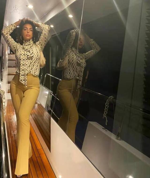 姐"做慈善,穿修身裤小腹凸起,还想为c罗生第五胎|慈善|前柜|乔治娜