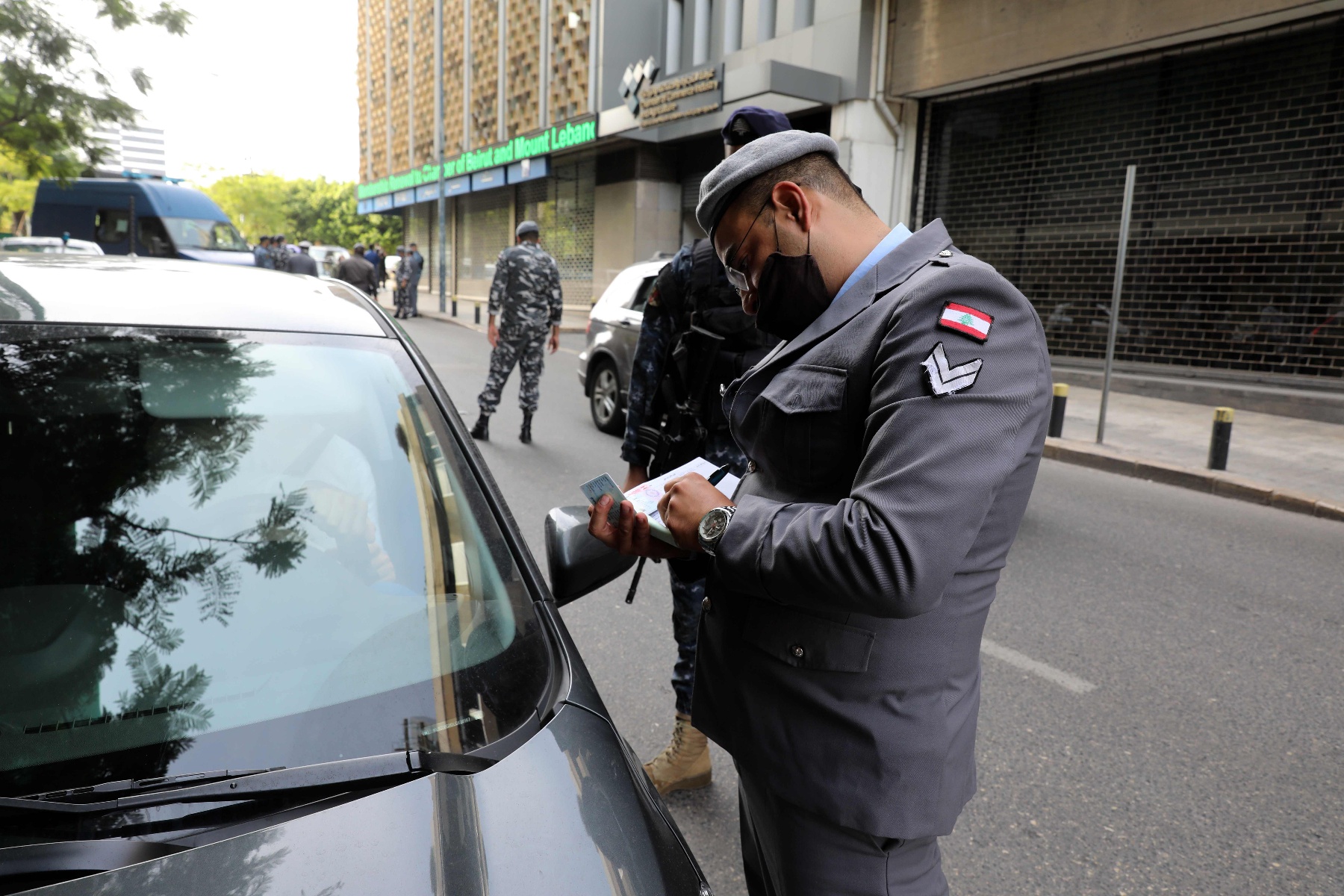 警察在黎巴嫩贝鲁特街头检查过路车辆