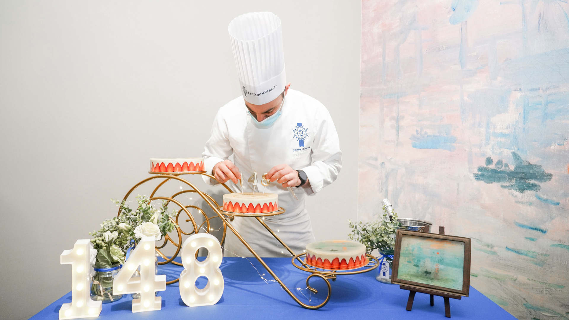 学校蓝带国际学院厨师特别准备的以《日出·印象》为主题的生日蛋糕