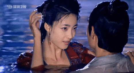 同样是素颜美女的高露.