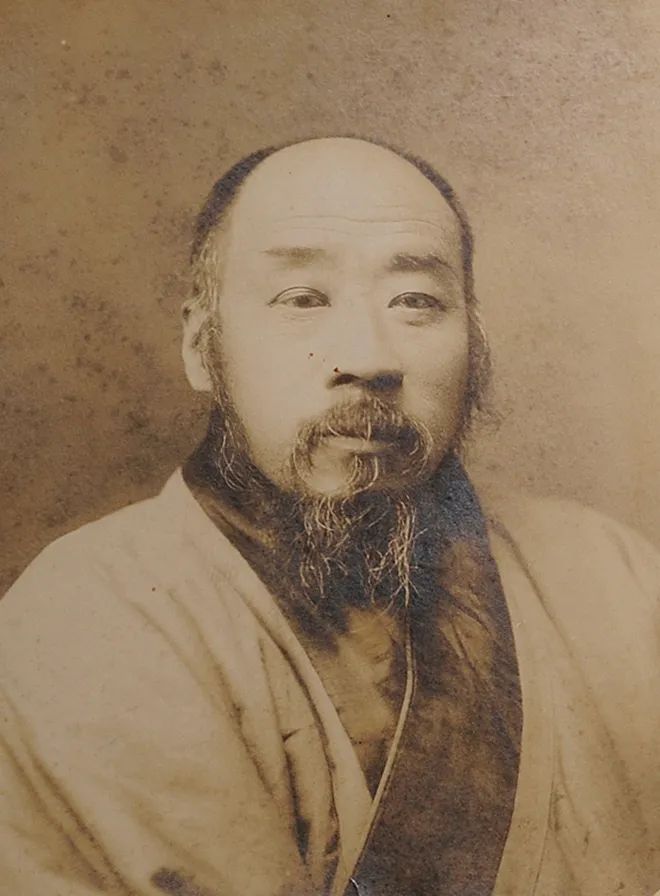 正文1926年,齐白石仿效前人,将自己与门人瑞光和尚,友人冯臼庵合称为"