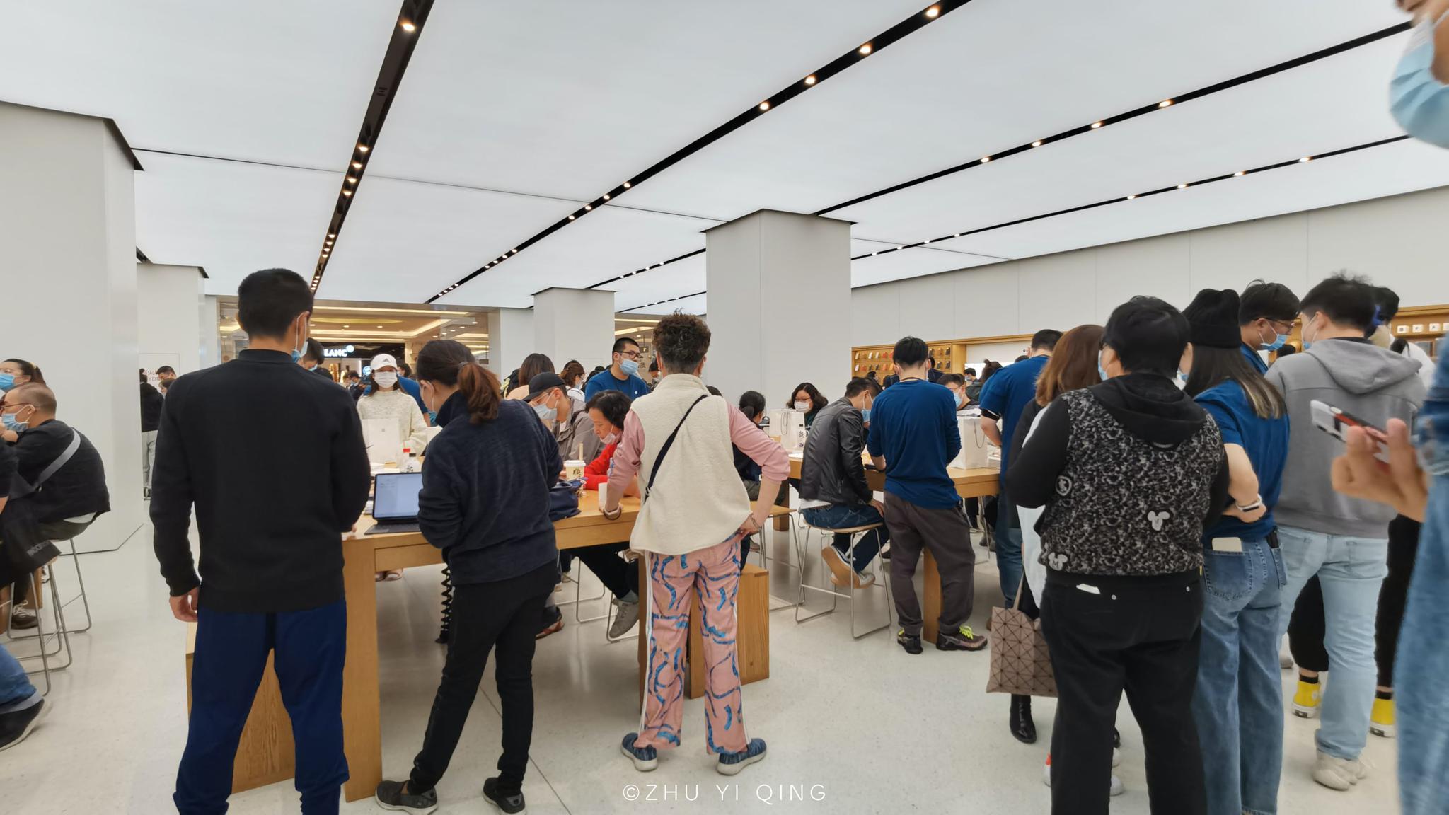 实拍上海苹果店盛况iphone12开售2天人潮汹涌进店购买要排队