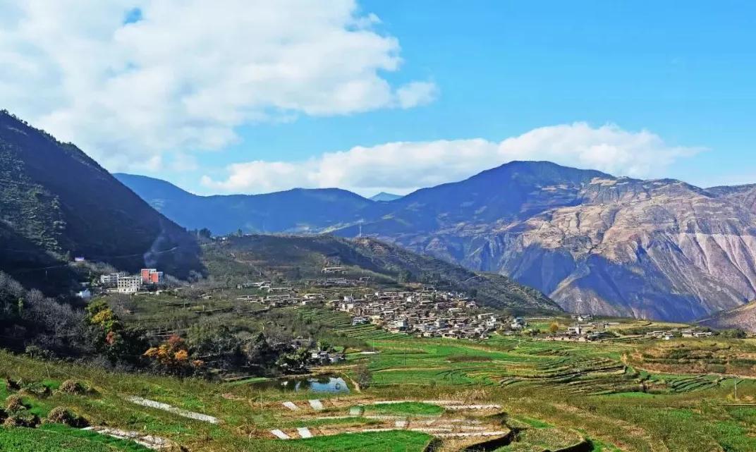 铁锁乡古名"铁索",又名"乐春",地处楚雄,大理,丽江三地州交界处,距