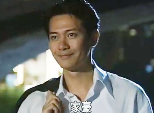 在1990年的时候,江华凭借着出演电影《但愿人长久》名气大涨,被观众