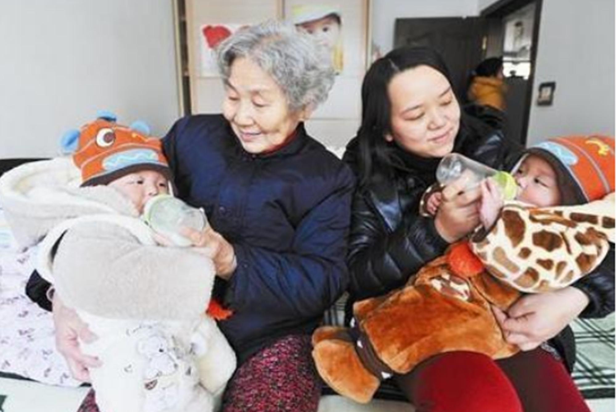 双胞胎兄弟,一个奶奶带一个妈妈带,3年后重聚上学妈妈悔不当初