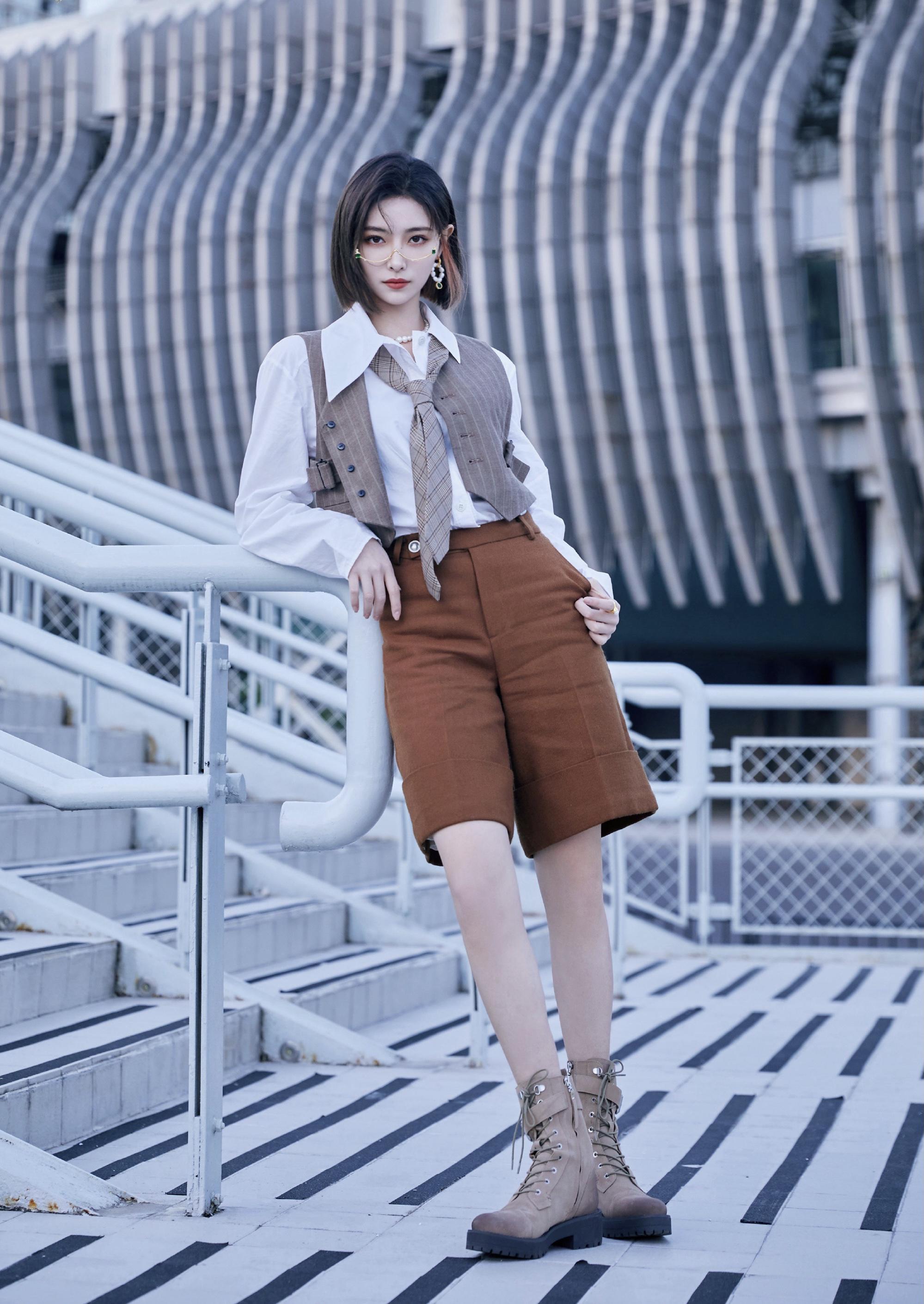 许佳琪不愧是女团成员,格纹大衣针织贝雷帽,复古造型有多迷人?
