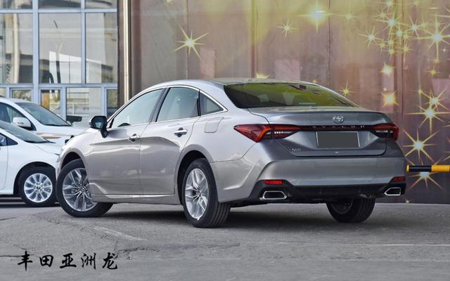 B级车定位，尺寸却堪比C级车，丰田亚洲龙和别克君越怎么选？