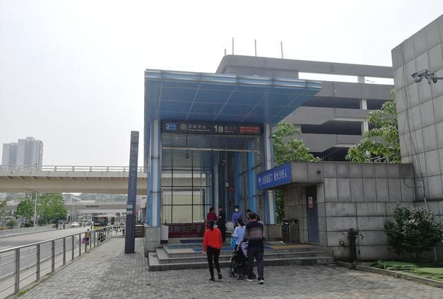 地上部分,却被称为西中心,2号地铁站站名叫做望城坡站