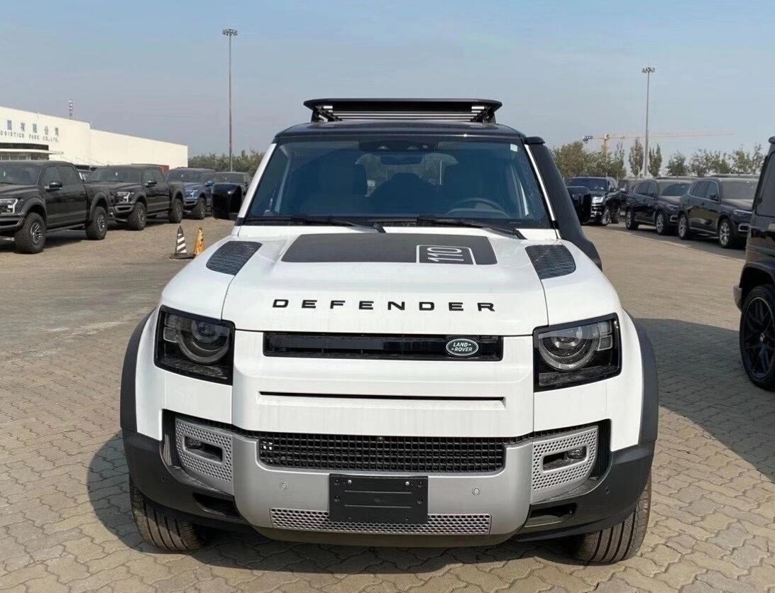 首先从外观来看,最新款式的路虎卫士车型,采用了目前科技感十足的造型