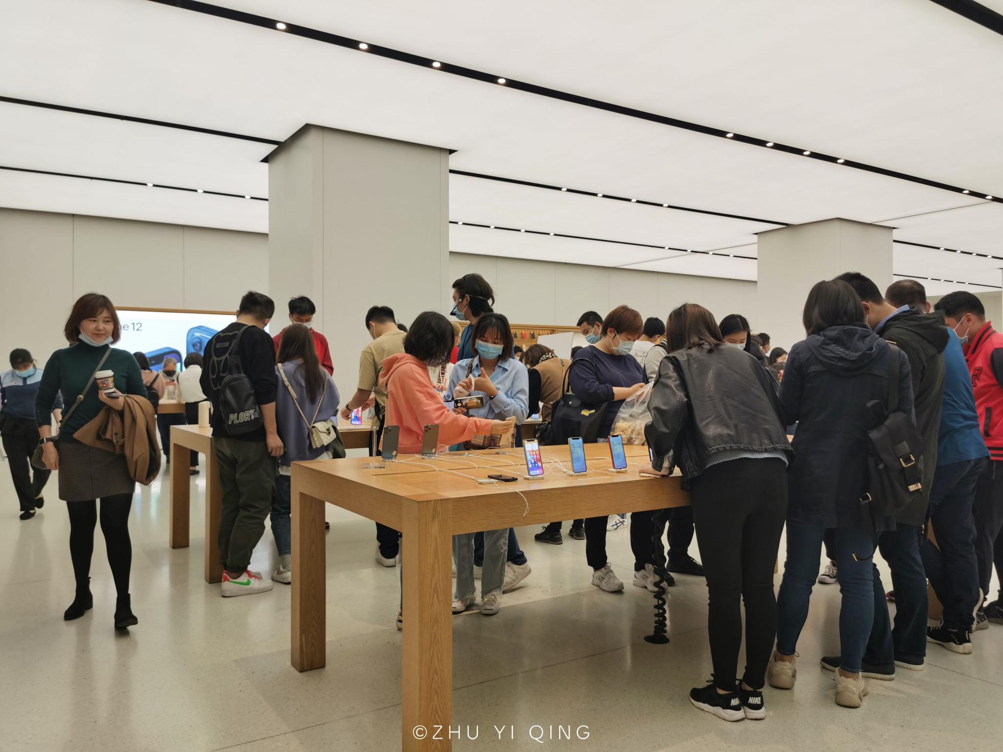 实拍上海苹果店盛况,iPhone12开售2天人潮汹涌,进店购买要排队__财经头条