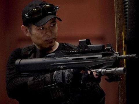 敢死队李连杰3小时片酬上亿自掏腰赔付替身被赞有情有义