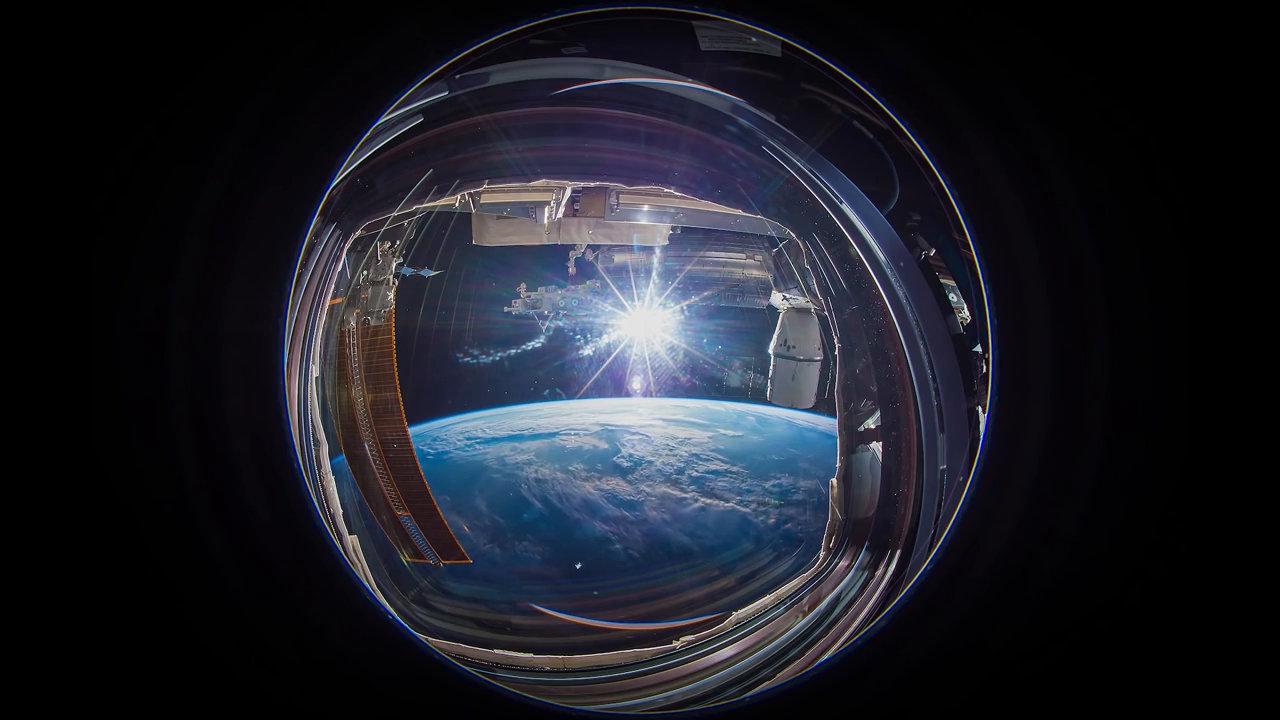 国际空间站上8mm的超级鱼眼镜头看见的地球