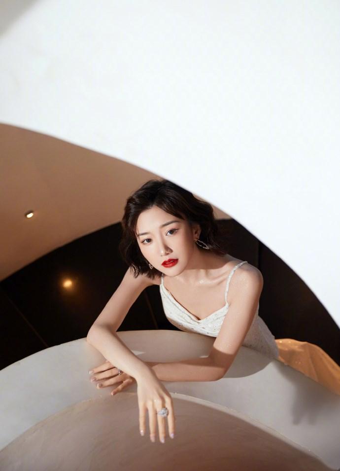 毛晓彤一袭白色吊带鱼尾裙清纯妩媚,微卷短发红唇,性感港风在线