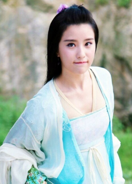 曾是《花千骨》中的"轻水",如今散开长发,美到让人有些不敢认