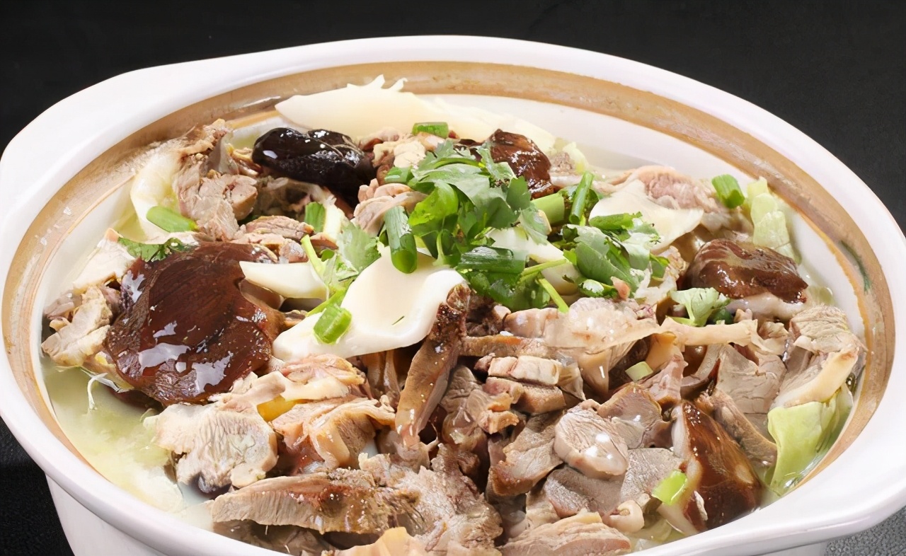 当归,八角,一起大火烧开转小火慢慢煨,放入食用盐调味即可,一直把羊肉