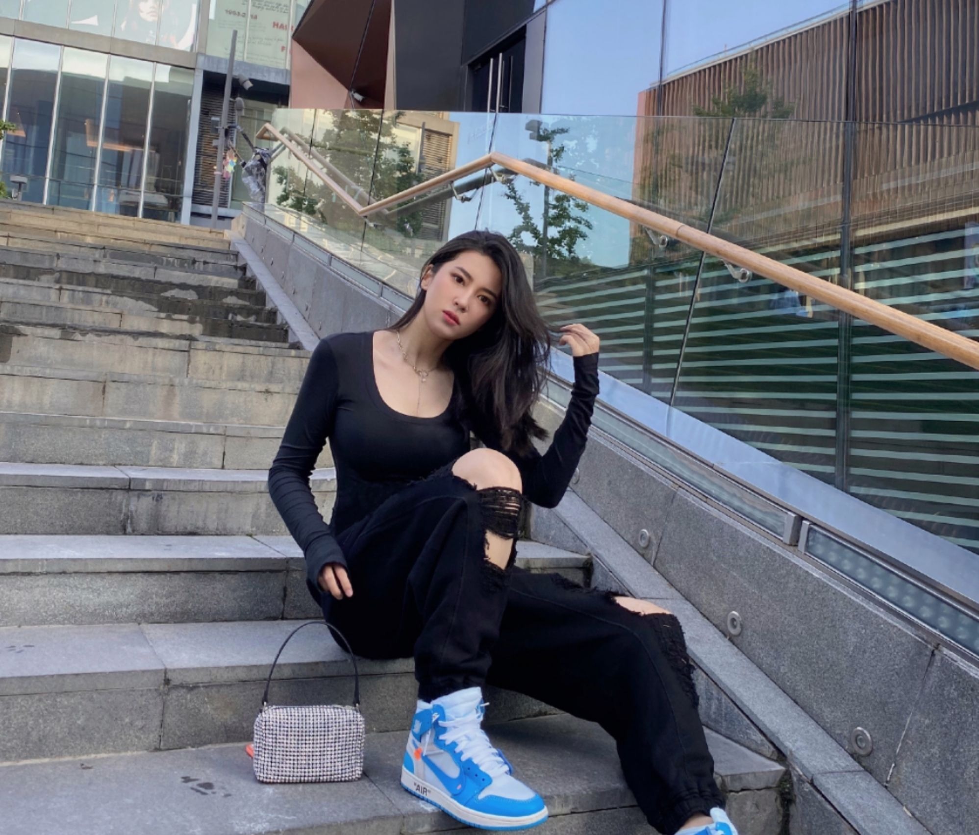 宽松衣服难掩高挑身材,酷爱喝酒拒绝新恋情|钟鹿纯|刘晓宇|身材_新浪