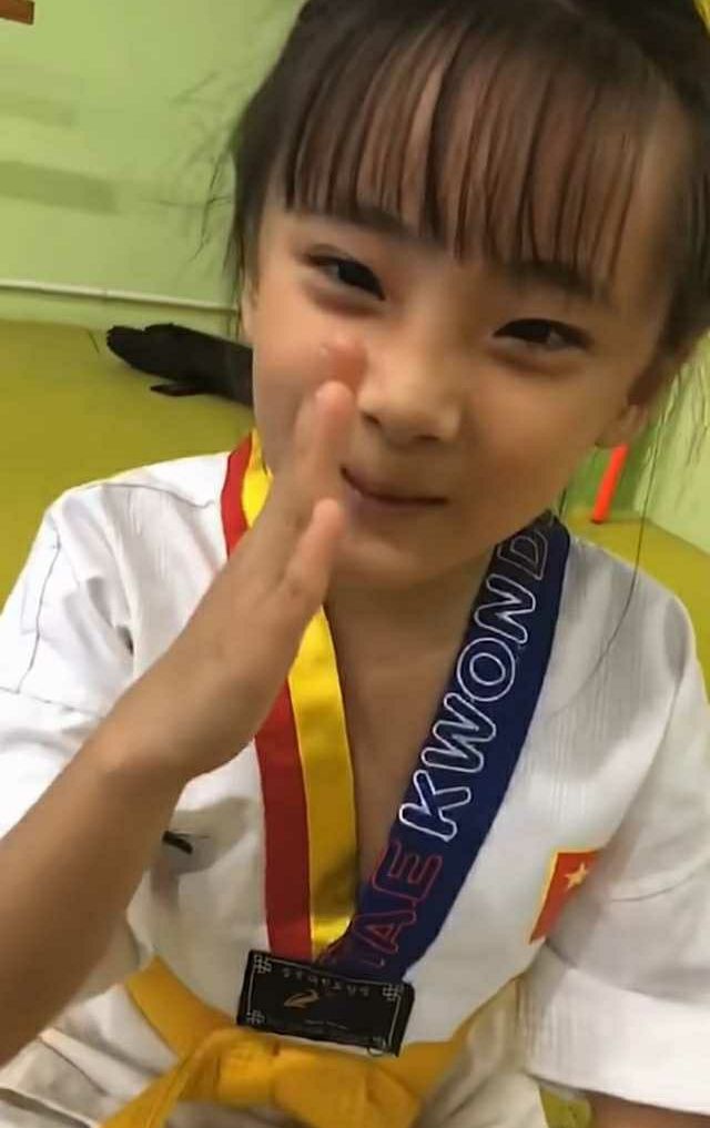 视频中的小姑娘,穿着跆拳道服,样子是相当的精神,而且镜头感十足.