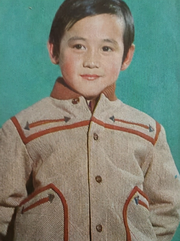 随后又有网友,晒出小孩子的照片,和陆毅小时候有点像.