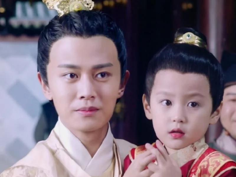 任嘉伦"儿子"悄悄长大,五官清秀皮肤白皙,看清正脸:男神诞生