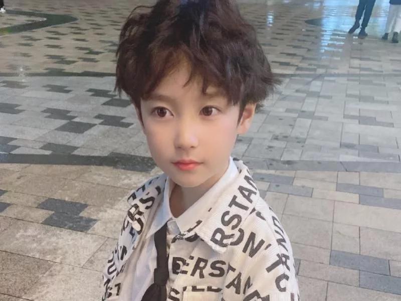 任嘉伦儿子悄悄长大五官清秀皮肤白皙看清正脸男神诞生