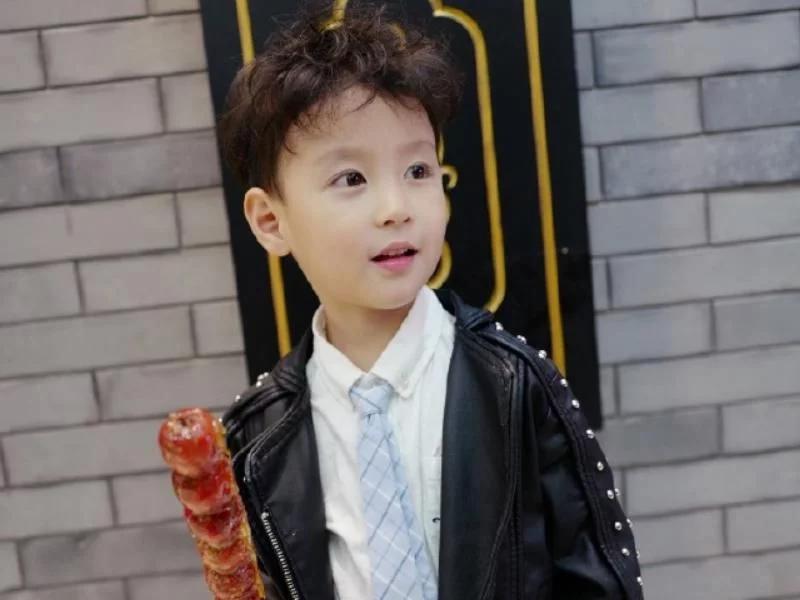 任嘉伦"儿子"悄悄长大,五官清秀皮肤白皙,看清正脸:男神诞生