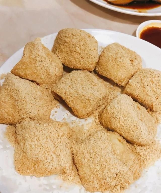 五仁嫩豆腐类似普宁豆腐但没有像普宁豆腐外表那么脆,上面是甜甜的