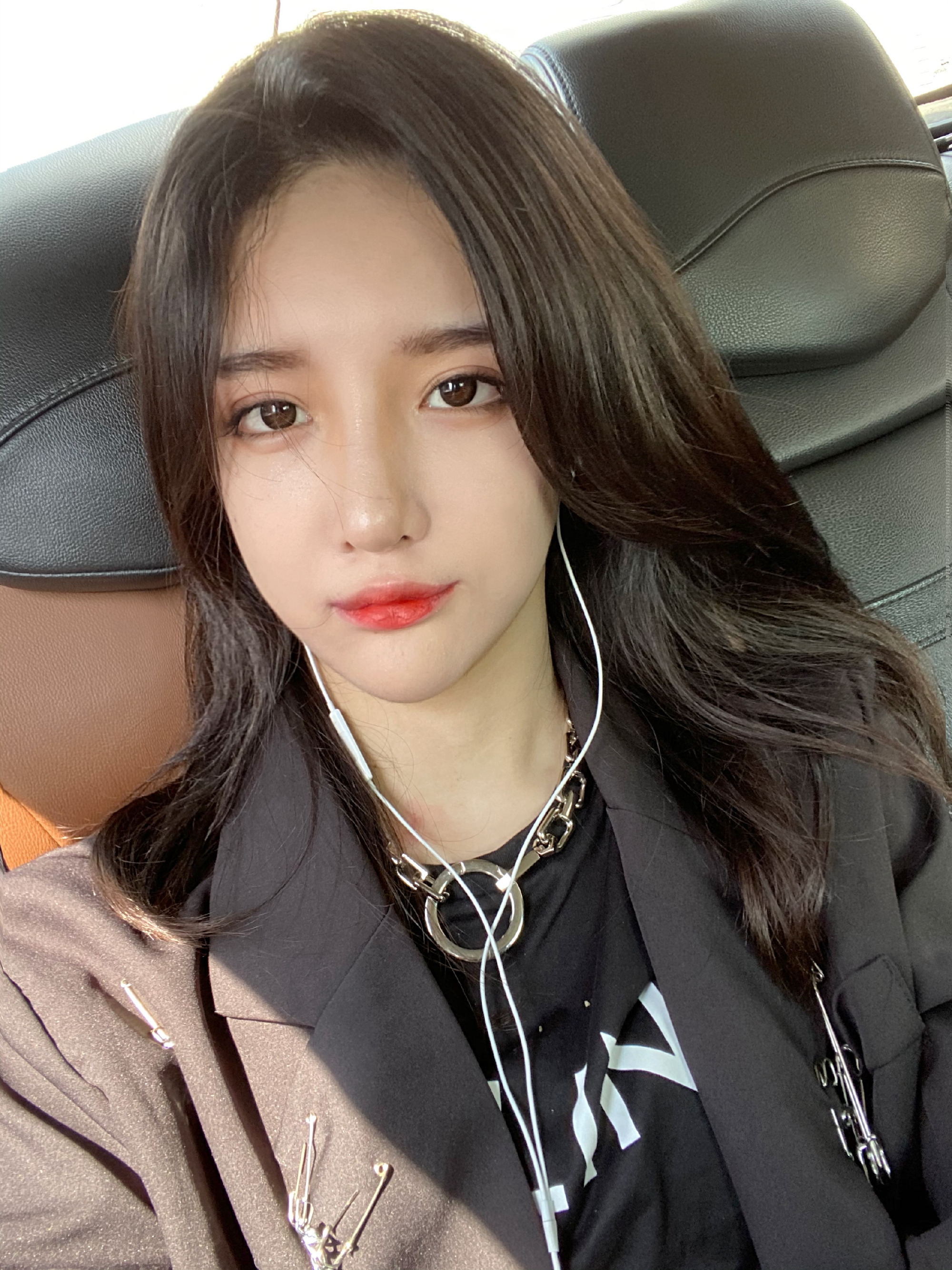 艾比首次晒童年照小时候五官精致立体对比现在实在太可惜