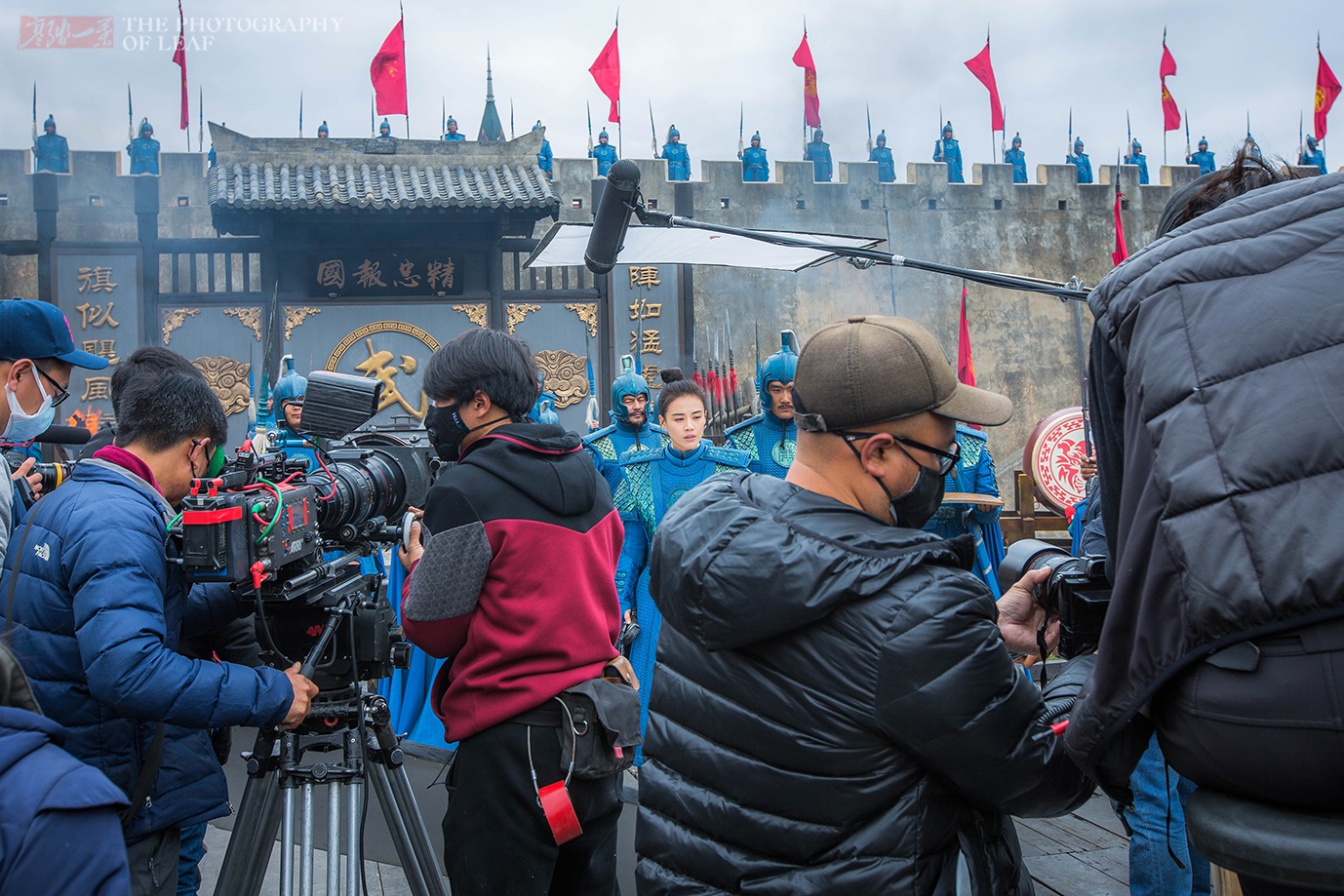 这是襄阳城的一个拍摄剧组,用的是相对传统的拍摄方式,我们在古装剧里