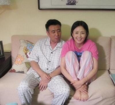 47岁于和伟近照妻子整整隐藏27年原来是我们熟悉的她