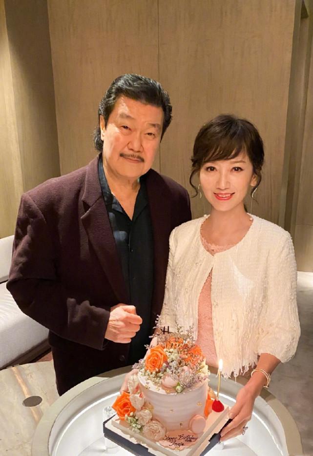 赵雅芝66岁生日红衣配墨镜颜值养眼,与闺蜜同框年龄感太明显