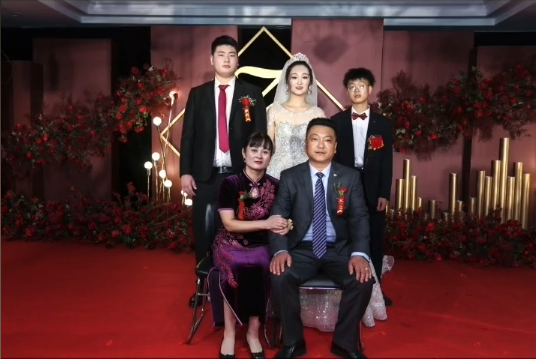 大衣哥儿媳陈亚男晒婚礼全家福,唯独不见小姑子,只因习俗问题?