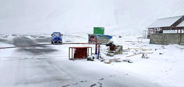 拉达克大雪封路印度气象部门发警告印军征用的nh1公路关闭