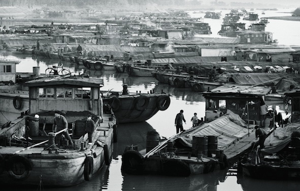 △上世纪80年代,扬州古运河航运码头是运输过程中的停靠站。木船既是生产工具也是船夫们的家。