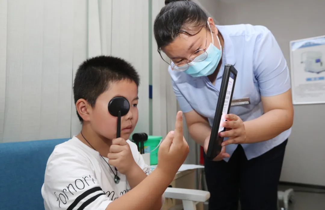 医生为孩子们免费进行视力健康检查 杨峥 摄