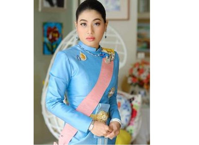 泰国纳瓦瑞公主驾临寺庙穿便装粉色丝带有深意地位高于诗妮娜