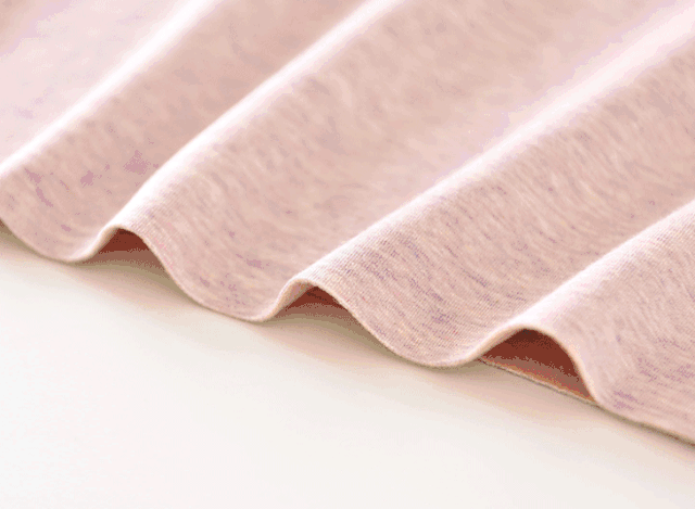 ▲袖口、下摆、裤腿还采用无锁边切割，边缘平滑不易卷边。