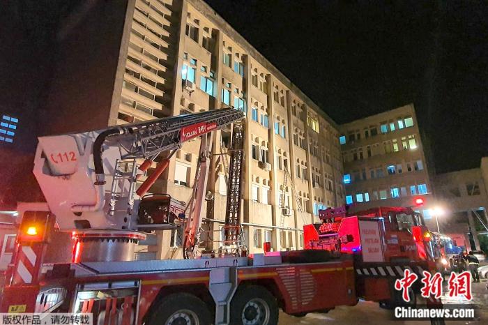  当地时间14日，罗马尼亚紧急情况署发布消息称，该国一家治疗新冠患者的医院发生火灾，导致10人死亡，7人受伤。图为消防人员在现场进行灭火作业。
